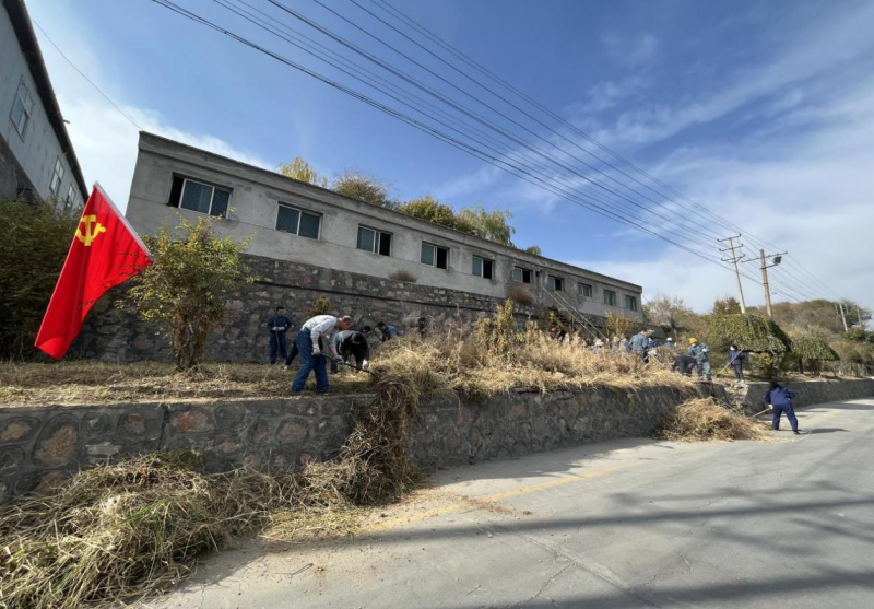 有工投黨員干部、團(tuán)員青年的耕耘那處便是公司最美麗的一角-----物產(chǎn)工投公司開展環(huán)境專項(xiàng)整治主題黨日、團(tuán)日活動(dòng)