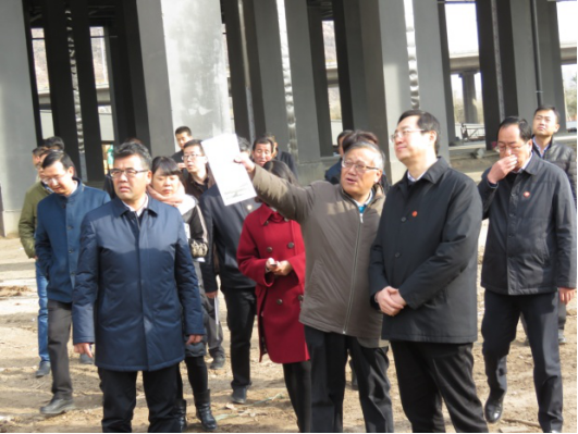 省委常委、西寧市委書記王曉在青海省物產(chǎn)集團(tuán)總公司黨委書記、總經(jīng)理王玉輝陪同下，深入青海物產(chǎn)朝陽物流園區(qū)。