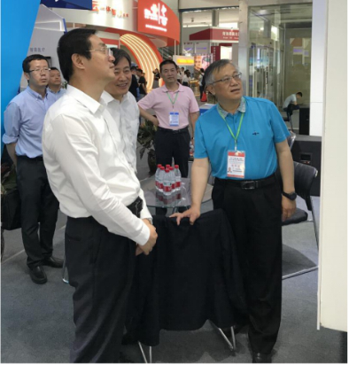 省委常委、西寧市委書記王曉蒞臨第十九屆青洽會青海物產(chǎn)展位參觀